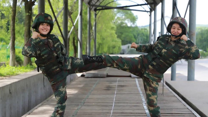 ���һ��Ů�����e�ӷ��A