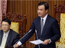12月5日,臺灣“立法院”審查“促進轉型正義條例”,“立法院長”蘇嘉全(右)敲槌宣布通過。(圖片來源:臺灣《中時電子報》)_副本.jpg