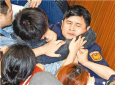 “太陽花學運”期間,“反服貿”學生占領臺灣“立法院”議場,與警員推撞。(圖片來源:臺灣《中時電子報》)_副本.jpg