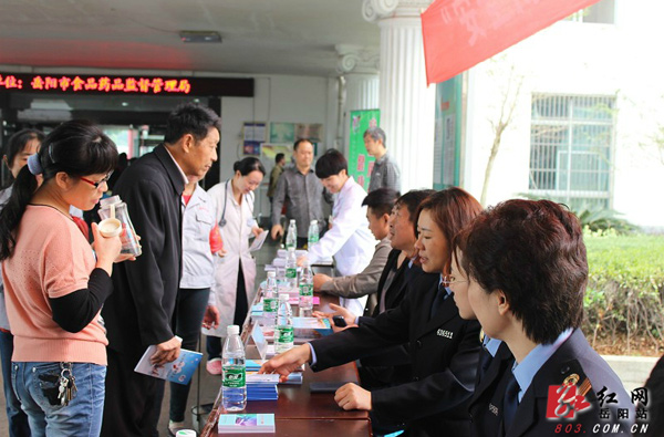 岳陽強推誠信建設制度化 “紅黑榜”讓消費者舒心 岳陽強推誠信建設制度化 “紅黑榜”讓消費者舒心