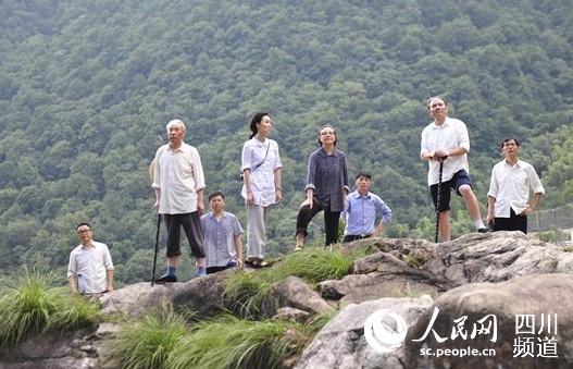 盧奇說這是穿布鞋挽褲腿“拄著拐杖”版的鄧小平。 盧奇說這是穿布鞋挽褲腿“拄著拐杖”版的鄧小平。