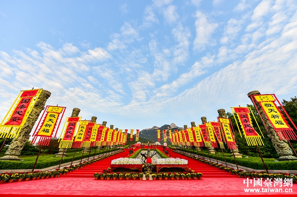 “國泰民安共謀發(fā)展”2019海峽兩岸敬天祈福盛典在泰山腳下盛大舉行。 “國泰民安共謀發(fā)展”2019海峽兩岸敬天祈福盛典在泰山腳下盛大舉行。