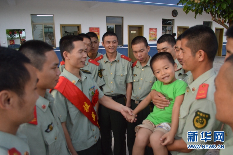 為綠色戎裝綴上艷紅的格桑花——廣西北海邊防支隊機動大隊歡送援藏干部踏新征 為綠色戎裝綴上艷紅的格桑花——廣西北海邊防支隊機動大隊歡送援藏干部踏新征