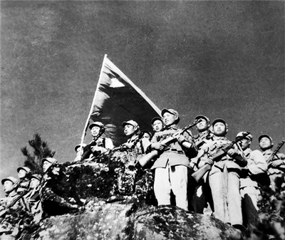 走進(jìn)“上甘嶺特功八連”——站在布滿381個彈孔的戰(zhàn)旗前_fororder_1