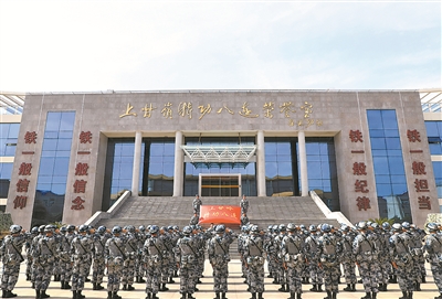 走進(jìn)“上甘嶺特功八連”——站在布滿381個彈孔的戰(zhàn)旗前_fororder_2