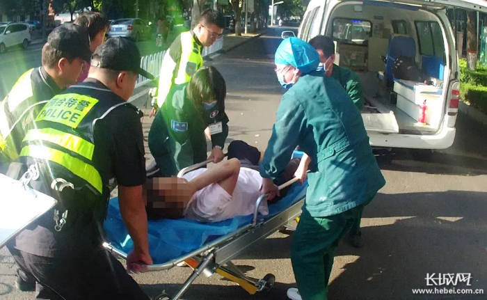 ���ߺ�Ůʿ���ؾ�꠆T�f(xi��)���£��͵��t(y��)Ժ�M(j��n)�м��r���Ρ� ͨӍ�T �� ���D