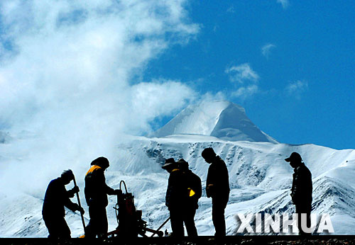 ����F·���O��������ɣ�俵ɣѩɽ�_��������2005��6��8�Քz���� &nbsp;&nbsp;&nbsp;&nbsp;����F·�����������_ȫ�L1956����������Ϻ�����ߡ���·���L����Խ����������L�ĸ�ԭ�F·�����F·���M�����ǎ״��Ї��˵ĉ��룬���@һ�뷨ֱ�����Ї����������u׃��F��������F·һ�ڹ�����������ľ����1958���_����1984�꽻���I�\�������ڮ��r���ҵĽ��������Լ���ԭ����������·���g�y�}��δ��Q����ľ�����_�α���ͣ����2001��6�£����ҿ�Ͷ�Y330.9�|Ԫ�ӹ��޽�����F·���ڹ��̡��@һ���̿�Խ����ɽ���ƹ���ɽ��ͨ�^��������Ӻʹ�Ƭ���������^����������F·���Oʷ�ρ���δ�еĴ�Խ�����Ľ��Ɍ������ض����ϵ���ظ�ԭ�����µ����C�ͻ����� &nbsp;&nbsp;&nbsp;&nbsp;���A��l