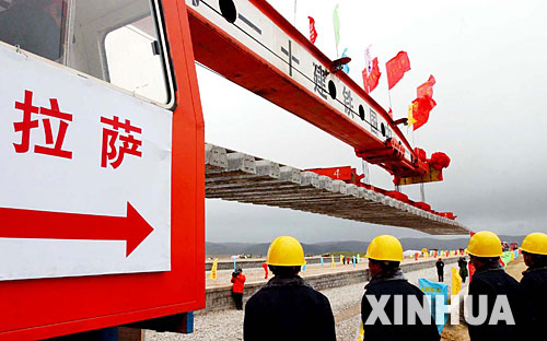 ���ؾ��ȵ�һ���F·܉���ڰ����܇վ������F܉�����@�������_�^�m���죨2004��6��22�Քz���� &nbsp;&nbsp;&nbsp;&nbsp;����F·�����������_ȫ�L1956�������������Ϻ����������·���L����Խ����������L�ĸ�ԭ�F·�����F·���M�����ǎ״��Ї��˵ĉ��룬���@һ�뷨ֱ�����Ї����������u׃��F��������F·һ�ڹ�����������ľ����1958���_����1984�꽻���I�\�������ڮ��r���ҵĽ��������Լ���ԭ����������·���g�y�}��δ��Q����ľ�����_�α���ͣ����2001��6�������ҿ�Ͷ�Y330.9�|Ԫ�ӹ��޽�����F·���ڹ������@һ���̿�Խ����ɽ���ƹ���ɽ��ͨ�^��������Ӻʹ�Ƭ���������^����������F·���Oʷ�ρ���δ�еĴ�Խ�����Ľ��Ɍ������ض����ϵ���ظ�ԭ�����µ����C�ͻ����� &nbsp;&nbsp;&nbsp;&nbsp;���A��l