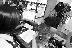 昨日(21日),北京朝陽(yáng)分局出入境辦證大廳,赴臺(tái)灣旅游的市民在排隊(duì)等待辦理通行證