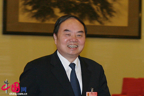 教育部長周濟經過人民大會堂北門一笑而過 教育部長周濟經過人民大會堂北門一笑而過