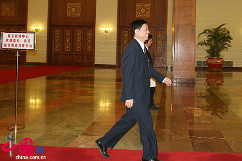 人力資源和社會保障部長尹蔚民經過人民大會堂北門一笑而過 人力資源和社會保障部長尹蔚民經過人民大會堂北門一笑而過