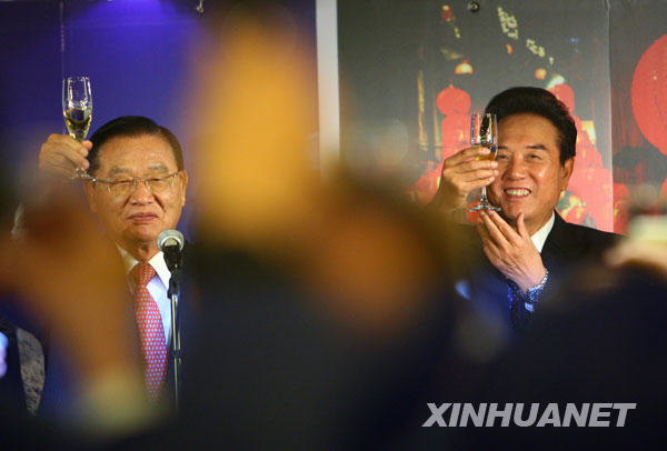 11��4�գ��ں����xʽ�󺣻����e�еľƕ��ϣ�����ֺͽ��������e�Ʊ������գ����f(xi��)�����L����ֺͺ����������L���������_����ͬ�����ˡ����{�ɰ����\�f(xi��)�h�������{�ɰ����\�f(xi��)�h�������{�ɰ��]���f(xi��)�h���͡����{�ɰ�ʳƷ��ȫ�f(xi��)�h���� ���A��ӛ���ϏV���z