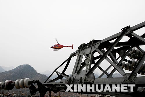 2��17�գ�һ��ֱ���C�ڏV�|ʡ�������Ǝr悌����ܱ�ѩ�ĺ��ġ�500ǧ������ݔ늾�·�Ğĺ��ؽ���r�M��Ѳ��������ݔ늾�·���F����λ����ɽ�����У�����ķeѩ������δ�ڻ����˹�Ѳ����y�Ⱥܴ����B�Ձ�������늾W��˾����ֱ���C������ݔ늾�·��̎�ĸ�ɽ�^���M��Ѳ�飬���ÙC�d�O���M���Ĕz�����r�l�F���Ϻ��[������ȫ��֏͹���ṩ�Y����