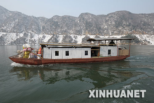 1��31���� һ���\�ͷ��l�ˆT�Ŀ��\���ڷ��ӎXˮ���к��С� ��̎��eɽ�^�İ��ջ�ɽ�h��1��12��������50��һ�����ش�ѩ����ɽ·��ͨ�����S��ɽ�^Ⱥ�����l�ͳ������������������ڴ_����ȫ����r�������÷��ӎXˮ��������l���ӏ�ˮ·���\���R�r���{ʮ�חl���δ��䮔���\����Ŀǰ��20���l���\��ֻ�վ��\ݔ����1000���������������������P���T��ȡ24С�r��ȫ�O�صȶ�헴�ʩ�_���˿Ͱ�ȫ��