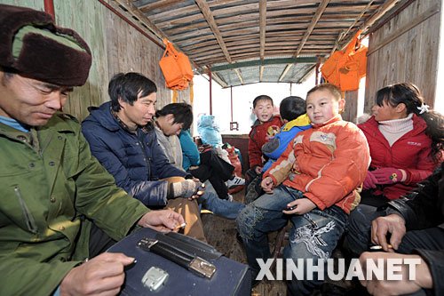 1��31�������l�ˆT�˶ɴ��ؼҡ� ��̎��eɽ�^�İ��ջ�ɽ�h��1��12��������50��һ�����ش�ѩ�ģ�ɽ·��ͨ�����S��ɽ�^Ⱥ�����l�ͳ������衣���������ڴ_����ȫ����r�������÷��ӎXˮ��������l���ӏ�ˮ·���\���R�r���{ʮ�חl���δ��䮔���\����Ŀǰ��20���l���\��ֻ�վ��\ݔ����1000�����ҡ��������������P���T��ȡ24С�r��ȫ�O�صȶ�헴�ʩ�_���˿Ͱ�ȫ��