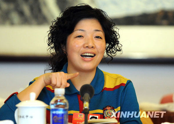 來自四川的全國政協委員徐建群說,作為一名來自四川地震災區的委員,我更關心災后重建工作。希望在擴大內需,推進災后重建過程中,將原則性和靈活性相結合,適當簡化程序。