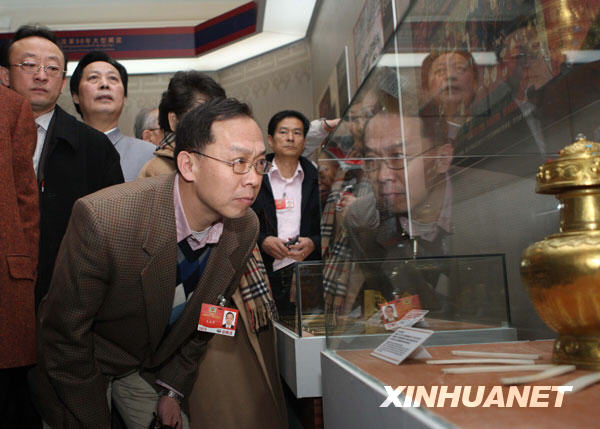 3月11日,出席全國(guó)政協(xié)十一屆二次會(huì)議的部分全國(guó)政協(xié)委員來(lái)到北京民族文化宮參觀西藏民主改革50年展覽。