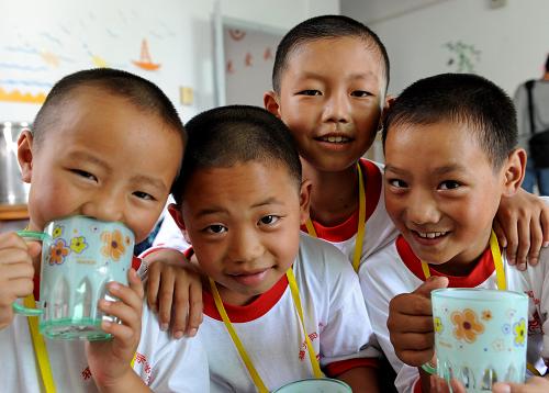 8月31日,四川省汶川地震災(zāi)區(qū)的5年級(jí)學(xué)生王磊(右一)和其他來(lái)自四川災(zāi)區(qū)的同學(xué)在福州陽(yáng)光國(guó)際學(xué)校的宿舍里。新華社記者 張國(guó)俊 攝