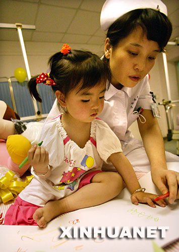 5��31�գ����Kʡ�����t(y��)Ժ���oʿ�ڐ��Ĳ�������ܰܲ��������(d��ng)�հ������Ĵ������(z��i)�^(q��)С���T��ܰܲ�����Ͼ����M�뽭�Kʡ�����t(y��)Ժ�������w�������Ŀ���(f��)�ί������鰲�b��֫����(zh��n)�䡣 5��14�գ��ڵ������Ĵ������h�ǣ������ڿ��������µ�3�qСŮ����ܰܲ�������y��ĸ�����w���o���c����?f��n)��?0����С�r��@�ȡ����t(y��)��꠺���������P(gu��n)���£�Сܰܲ�����Ļ֏�(f��)��r���á�