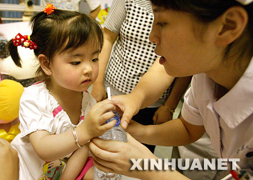  5��31�գ����Kʡ�����t(y��)Ժ���oʿ�ڐ��Ĳ���ι��ܰܲ��ˮ����(d��ng)�հ������Ĵ������(z��i)�^(q��)С���T��ܰܲ�����Ͼ����M�뽭�Kʡ�����t(y��)Ժ�������w�������Ŀ���(f��)�ί������鰲�b��֫����(zh��n)�䡣 5��14�գ��ڵ������Ĵ������h�ǣ������ڿ��������µ�3�qСŮ����ܰܲ�������y��ĸ�����w���o���c����?f��n)��?0����С�r��@�ȡ����t(y��)��꠺���������P(gu��n)���£�Сܰܲ�����Ļ֏�(f��)��r���á�