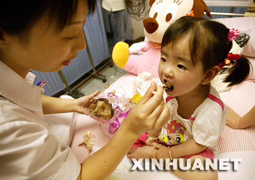 5��31�գ����Kʡ�����t(y��)Ժ���oʿ�ڐ��Ĳ���ι��ܰܲ�Ե��⡣��(d��ng)�հ������Ĵ������(z��i)�^(q��)С���T��ܰܲ�����Ͼ����M�뽭�Kʡ�����t(y��)Ժ�������w�������Ŀ���(f��)�ί������鰲�b��֫����(zh��n)�䡣 5��14�գ��ڵ������Ĵ������h�ǣ������ڿ��������µ�3�qСŮ����ܰܲ�������y��ĸ�����w���o���c����?f��n)��?0����С�r��@�ȡ����t(y��)��꠺���������P(gu��n)���£�Сܰܲ�����Ļ֏�(f��)��r���á�