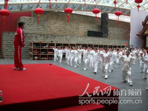 楊氏太極拳傳人崔仲三在輔導太極愛好者。(鄭紅深攝)