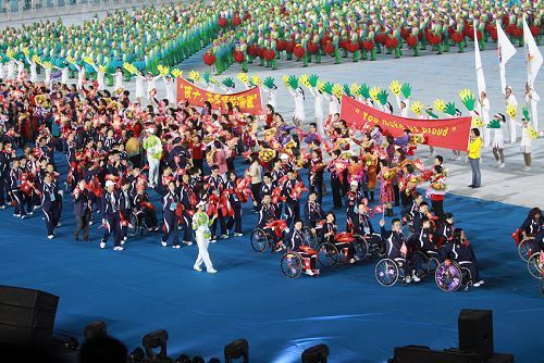 各代表團(tuán)運(yùn)動(dòng)員依次入場(chǎng)亮相