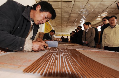 4��12�գ�Ԯ�ظɲ������؍��ؽ��Q���޹�˾���^�����ֹ������^�̡� ���գ����ԇ��Ҹ���ί��120����Ԯ�ظɲ��������؇��Ҽ��Ļ��a�Iʾ�����ء������؍��ؽ��Q���޹�˾���^����������S���������ΘI��Ѹ�ٰlչ���Ļ��a�I�õ���ǰ�lչ�����؍��ؽ��Q���޹�˾���������Ļ��a�I�����^��I���Ļ�ˇ�g�aƷ���܇������ο͵���A�� ���A��ӛ�� ��ɣ�_�� �z