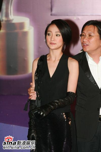 圖文:陳可辛擁周迅紅地毯上眺望