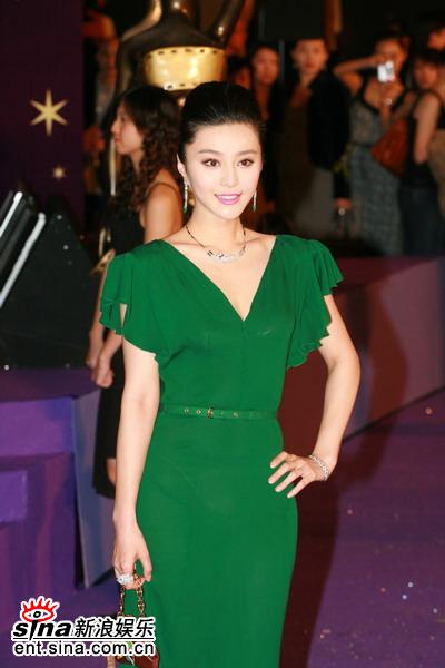 �D�ģ�������һ�����ؾGɫȹ��������Ц������